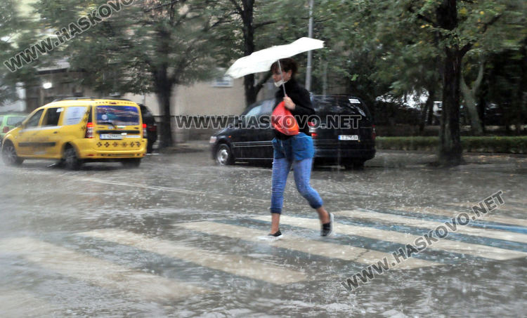 Силен щорм с гръмотевична буря и порой застигна Хасково