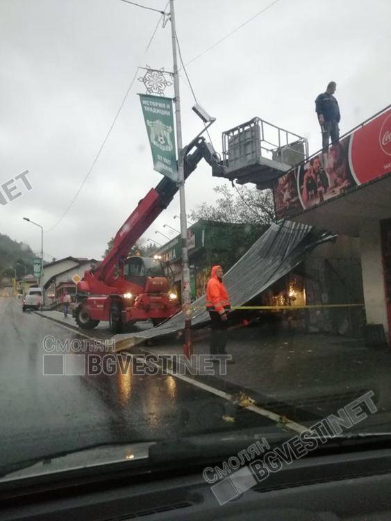Истинска буря вилнее в Смолян и региона, отнесе покривите на две къщи
