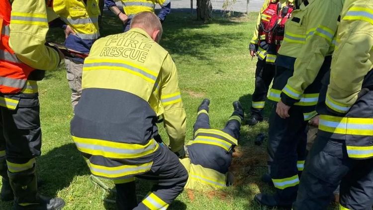 16 пожарникари в мащабна акция заради кучешки лай от канализацията