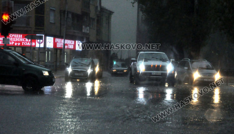Силен щорм с гръмотевична буря и порой застигна Хасково