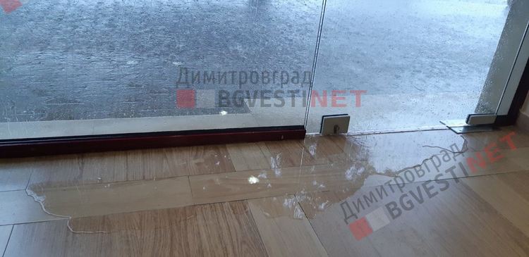 Порой със силен вятър наводни улици и тротоари в Димитровград - ВИДЕО