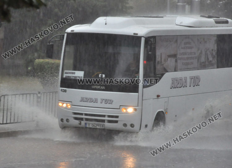 Силен щорм с гръмотевична буря и порой застигна Хасково