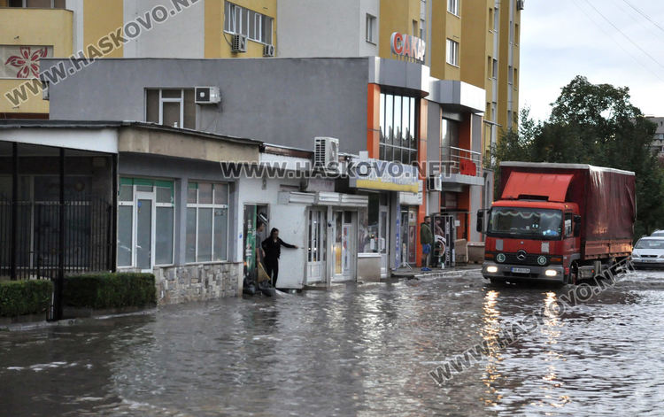 Ул ."Дунав" остана една от най-тежките точки и след спирането на силния дъжд