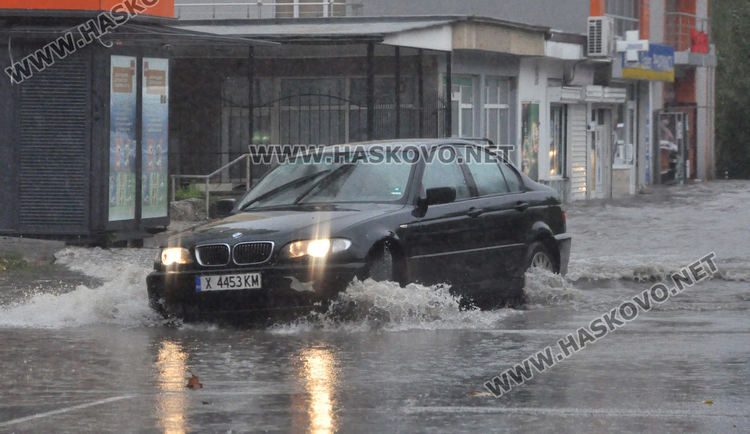 Силен щорм с гръмотевична буря и порой застигна Хасково