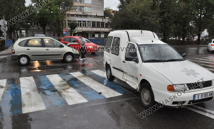 Линейка с аварирал автомобил на МБАЛ не спряха на знак Стоп и предизвикаха катастрофа