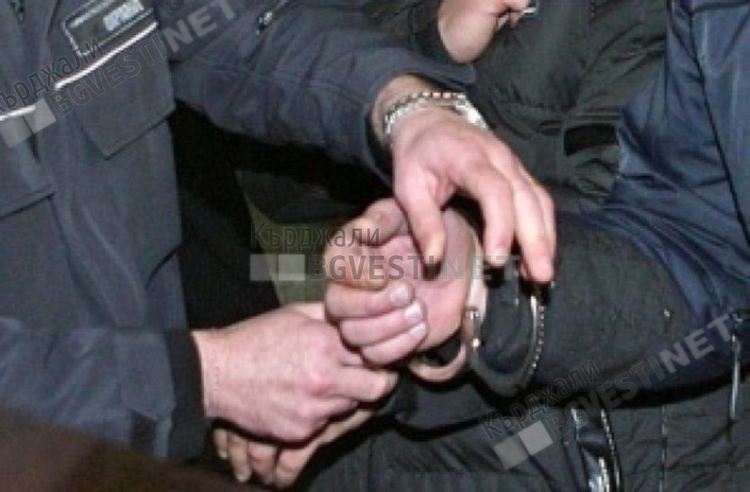 Задържаха пенсионер заплашвал 43-годишна жена в Равен