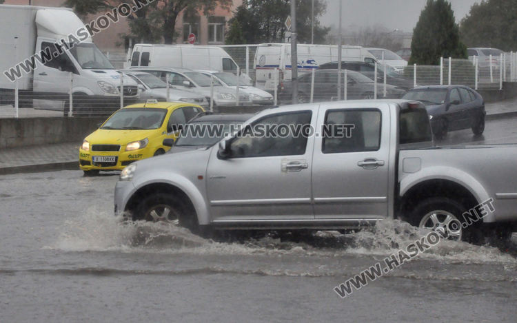 Силен щорм с гръмотевична буря и порой застигна Хасково