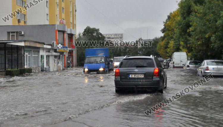 Силен щорм с гръмотевична буря и порой застигна Хасково