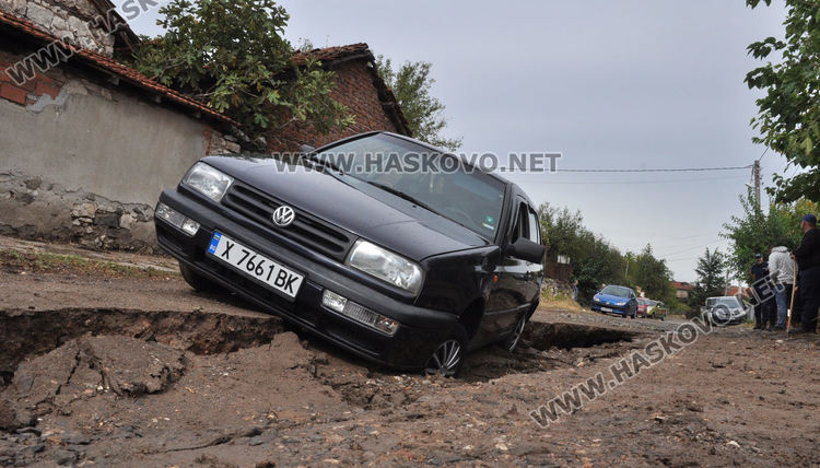 Кола пропадна в дупка в "Болярово" 