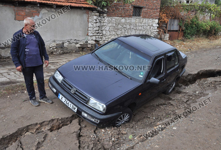 Кола пропадна в дупка в "Болярово" 