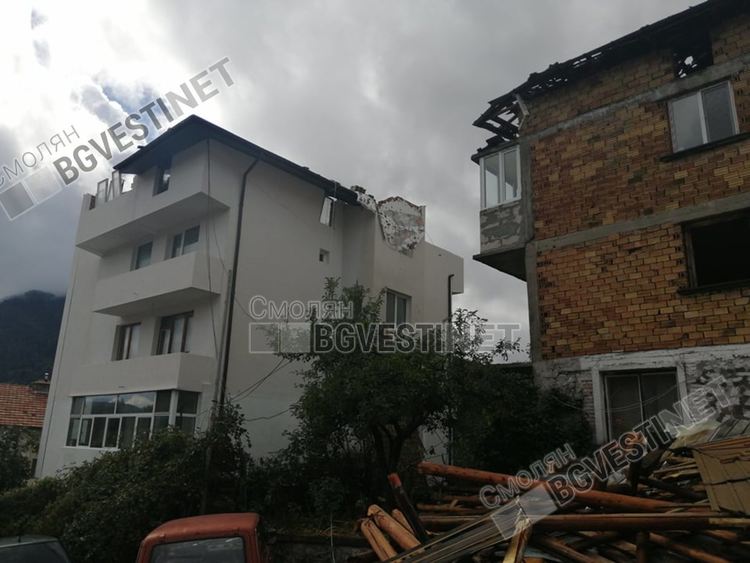 Семейство Кънчеви: Цял живот работихме за тази къща, вятърът я опустуши за минути / виж галерия от снимки/