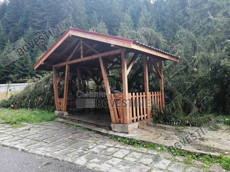 Семейство Кънчеви: Цял живот работихме за тази къща, вятърът я опустуши за минути / виж галерия от снимки/