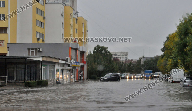 Силен щорм с гръмотевична буря и порой застигна Хасково