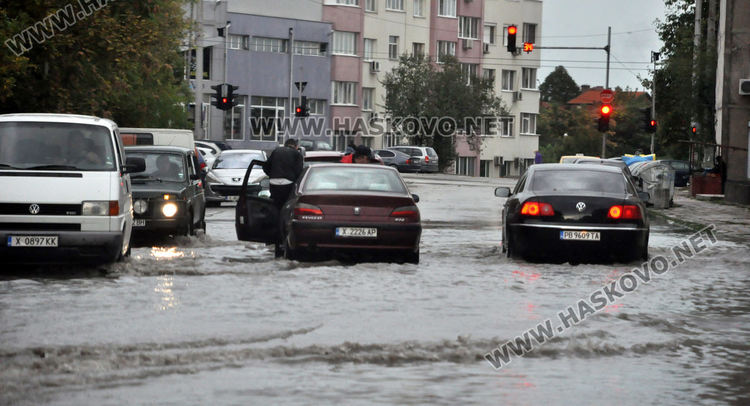 32 л/кв.м дъжд в Хасково, застрахователите плащат обезщетения над 30 л
