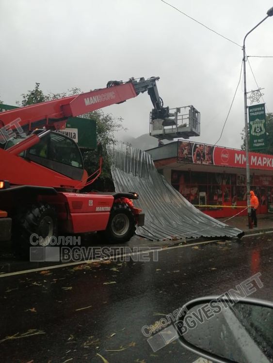Семейство Кънчеви: Цял живот работихме за тази къща, вятърът я опустуши за минути / виж галерия от снимки/