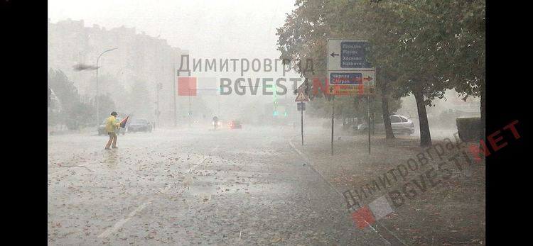 Порой със силен вятър наводни улици и тротоари в Димитровград - ВИДЕО