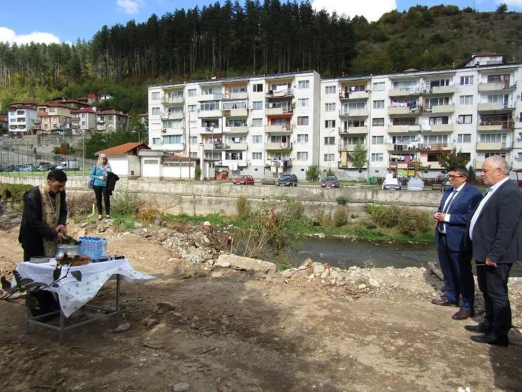 Строят подпорна стена в Устово за защита от наводнения 