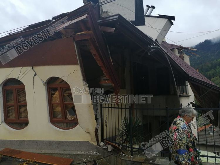 Семейство Кънчеви: Цял живот работихме за тази къща, вятърът я опустуши за минути / виж галерия от снимки/