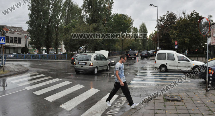 Линейка с аварирал автомобил на МБАЛ не спряха на знак Стоп и предизвикаха катастрофа