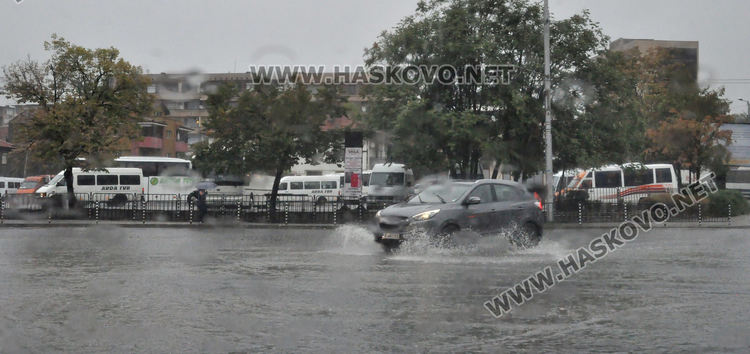 Силен щорм с гръмотевична буря и порой застигна Хасково