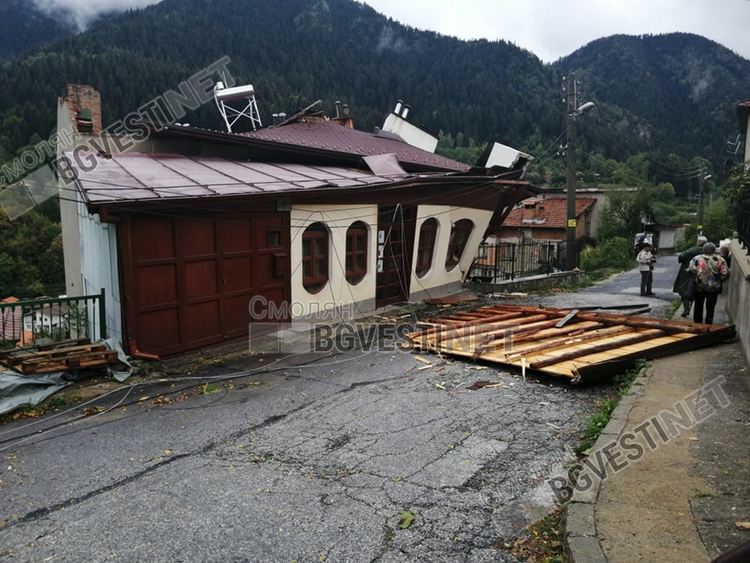 Семейство Кънчеви: Цял живот работихме за тази къща, вятърът я опустуши за минути / виж галерия от снимки/