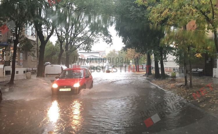 Порой със силен вятър наводни улици и тротоари в Димитровград - ВИДЕО