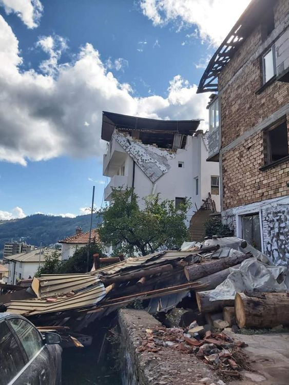 Общината и областта се включиха в разчистването на щетите, причинени от ураганния вятър  