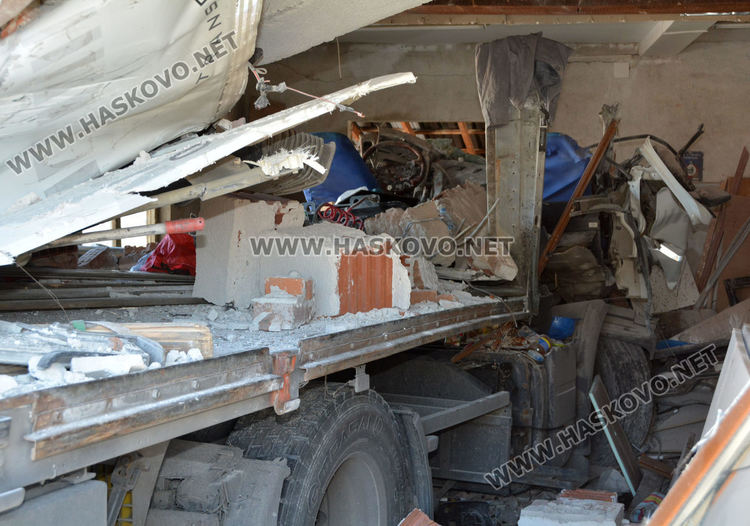 Тир се заби в постройка в Горски извор, шофьорът в болница