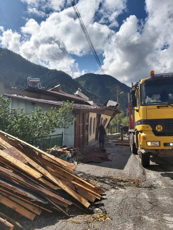 Общината и областта се включиха в разчистването на щетите, причинени от ураганния вятър  