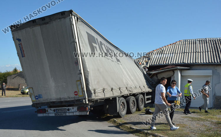 Тир се заби в постройка в Горски извор, шофьорът в болница
