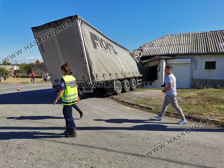 Тир се заби в постройка в Горски извор, шофьорът в болница