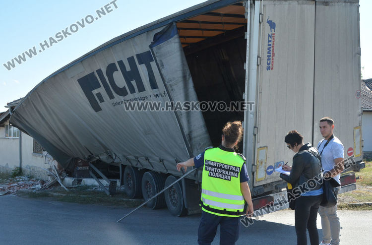 Тир се заби в постройка в Горски извор, шофьорът в болница