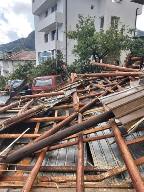 Общината и областта се включиха в разчистването на щетите, причинени от ураганния вятър  