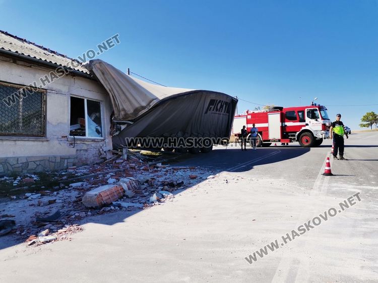 Тир се заби в постройка в Горски извор, шофьорът в болница