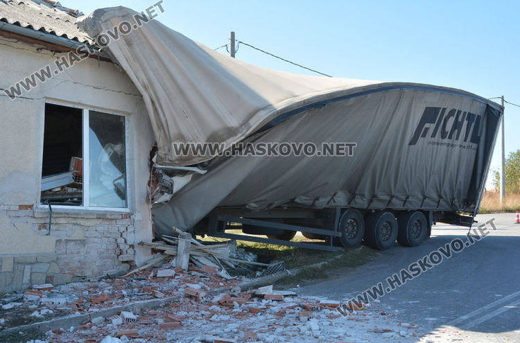 Тир се заби в постройка в Горски извор, шофьорът в болница