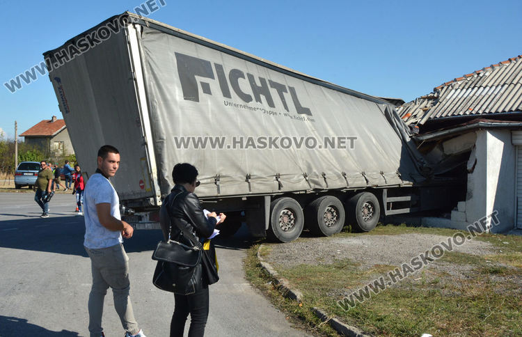 Тир се заби в постройка в Горски извор, шофьорът в болница