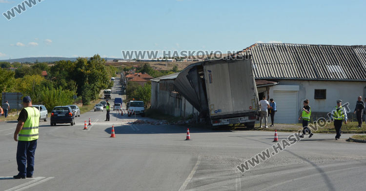 Тир се заби в постройка в Горски извор, шофьорът в болница