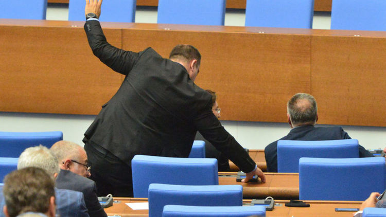 БСП към ГЕРБ: Съберете разнебитената си партия и подайте оставка