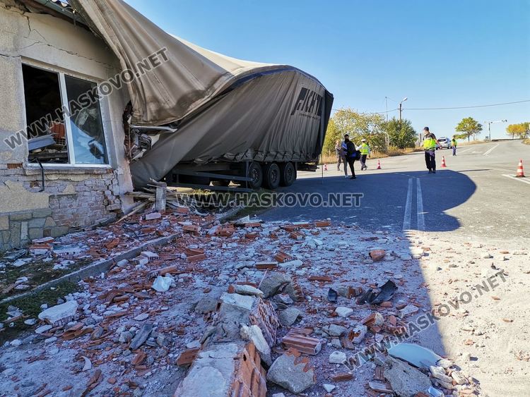 Тир се заби в постройка в Горски извор, шофьорът в болница