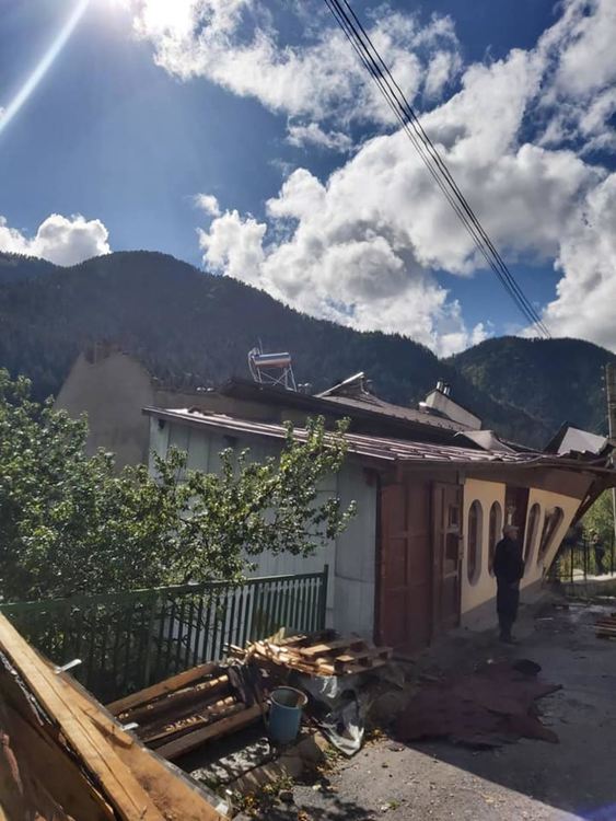 Общината и областта се включиха в разчистването на щетите, причинени от ураганния вятър  