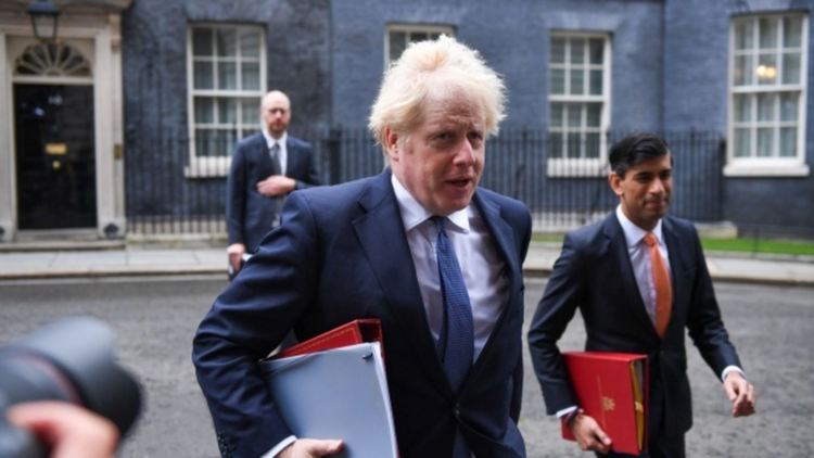 Великобритания затваря училищата, нови ограничения от петък