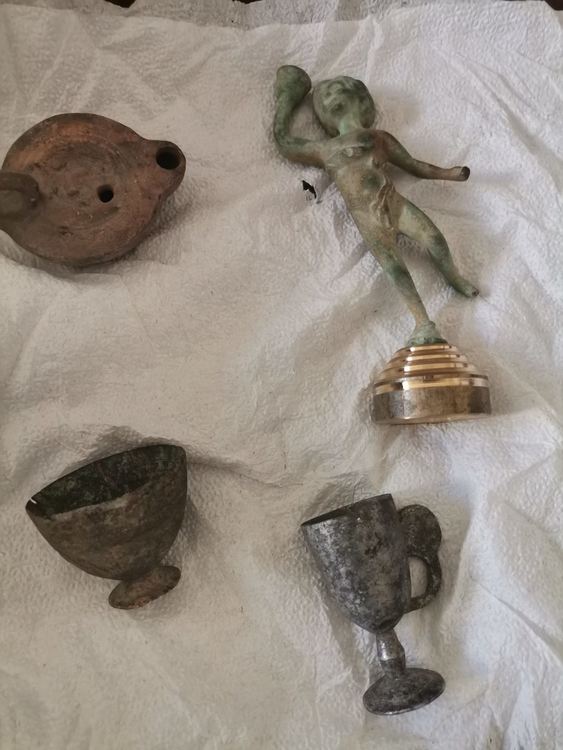 Пловдивската прокуратура разследва двама мъже от с.Катуница за търговия с наркотици и архелогически находки