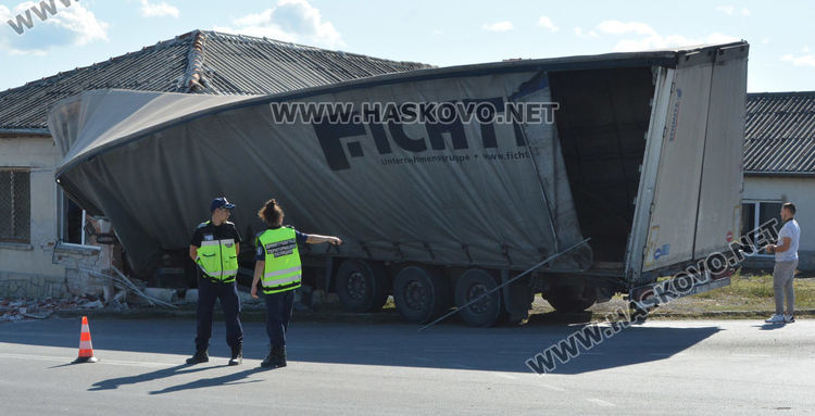 Тир се заби в постройка в Горски извор, шофьорът в болница
