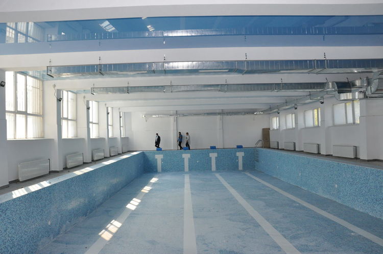 Пускат басейна в Езиковата гимназия