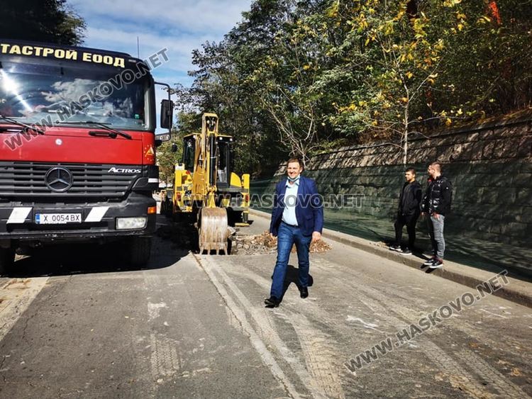 Започнаха изкопните работи за подмяна на водопровода на Кърджалийска