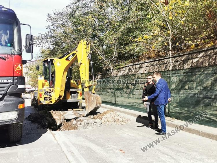 Започнаха изкопните работи за подмяна на водопровода на Кърджалийска