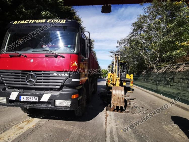 Започнаха изкопните работи за подмяна на водопровода на Кърджалийска