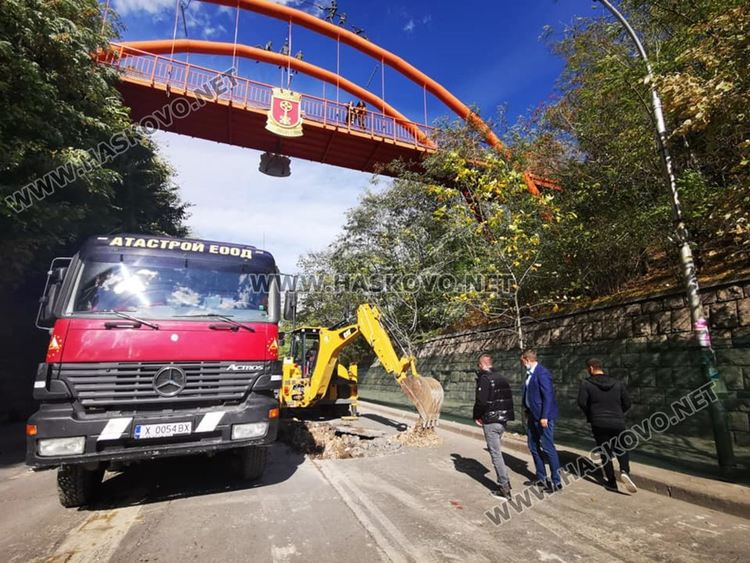 Започнаха изкопните работи за подмяна на водопровода на Кърджалийска