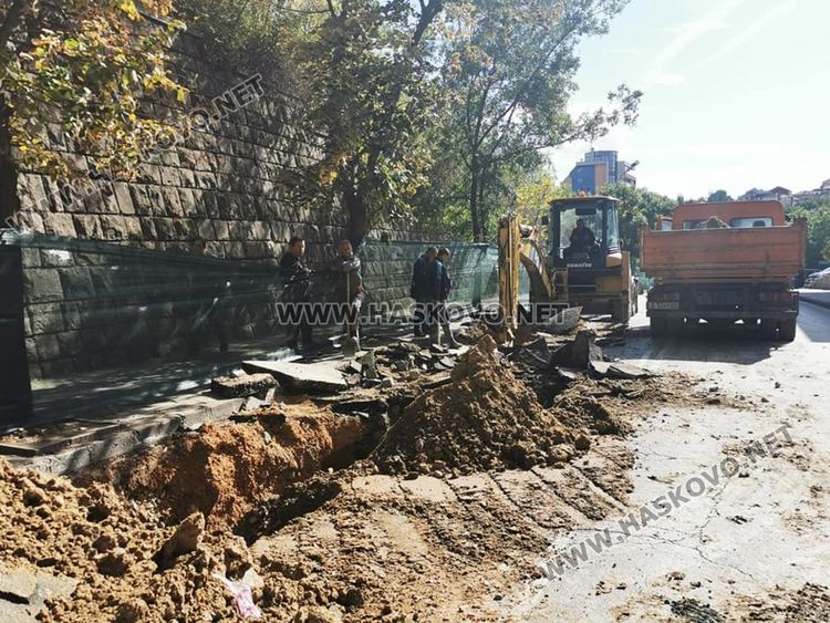 Започнаха изкопните работи за подмяна на водопровода на Кърджалийска