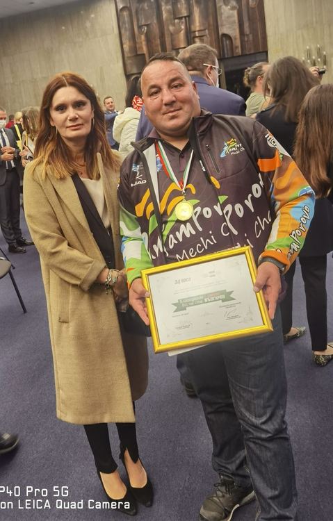 Удостоиха Илия за "Достоен българин".Сиракът, израснал в социални домове, намери и върна на два пъти големи суми пари  